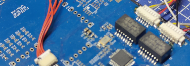 Zmontowana płytka rozwojowa DoIP z widocznym mikrokontrolerem STM32 i złączami